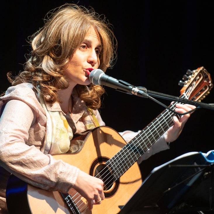 Lilit Sargsyan am Mikrofon mit Gitarre