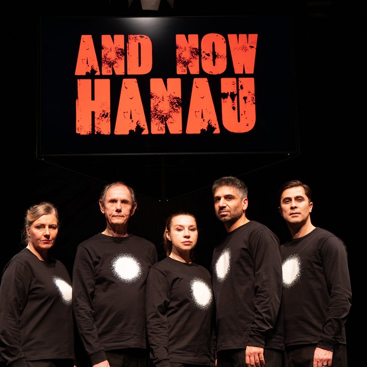 Das Theaterhaus Schauspiel Ensemble im Bühnenbild von "And now Hanau"