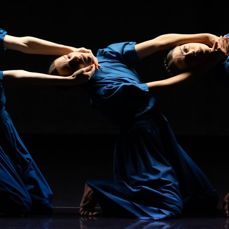 Bühnenfoto aus "The Seven Sins", drei Tänzerinnen posieren in blauen Kleidern
