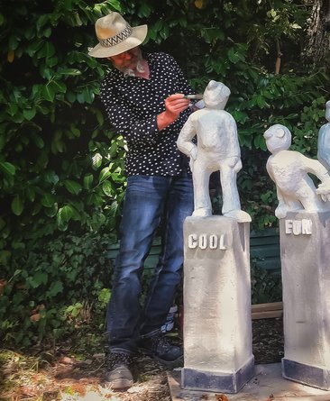 Vanderkurth posiert mit seinen Statuen