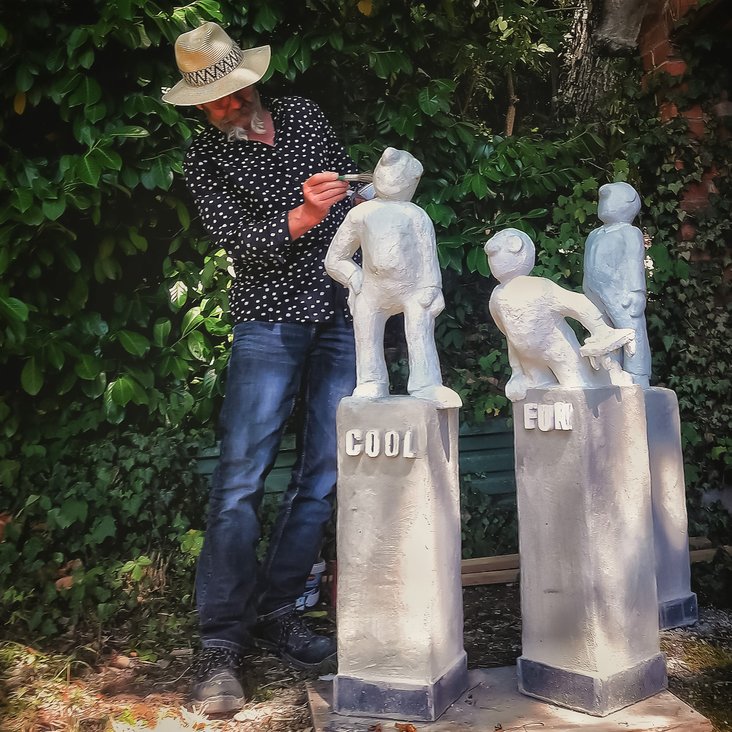 Vanderkurth posiert mit seinen Statuen