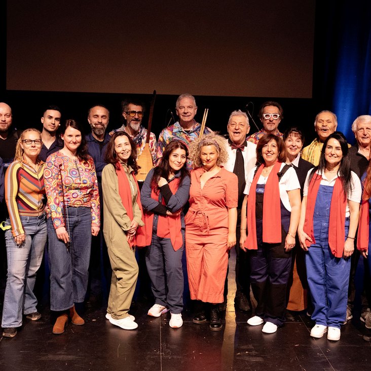 Das Ensemble von "Baha" in Kostüm und im Bühnenbild bei der Vorstellung auf der Bühne