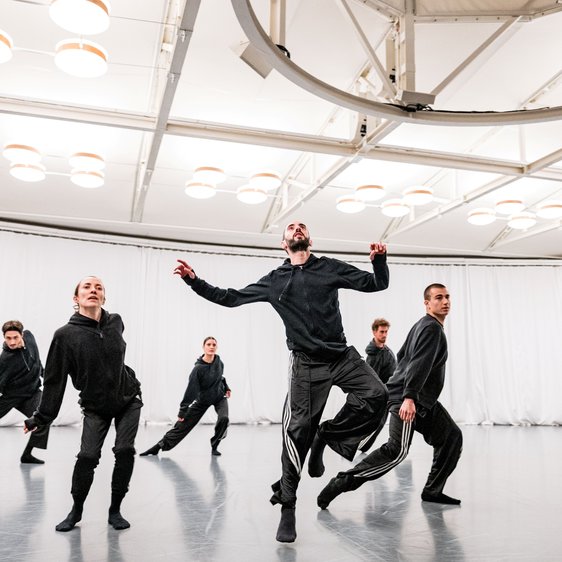 Tänzer:innen von Gauthier Dance bei den Proben im Ballettsaal in Orsolina, Italien