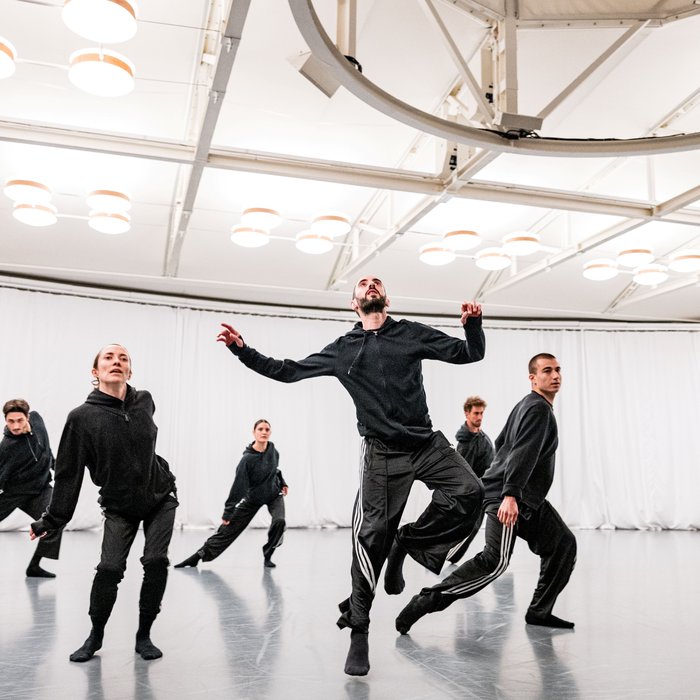 Tänzer:innen von Gauthier Dance bei den Proben im Ballettsaal in Orsolina, Italien