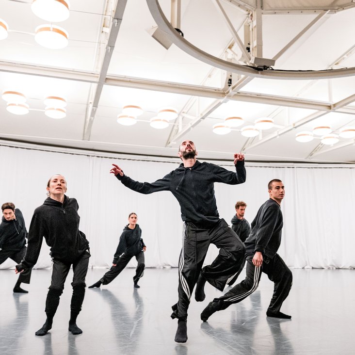 Tänzer:innen von Gauthier Dance bei den Proben im Ballettsaal in Orsolina, Italien