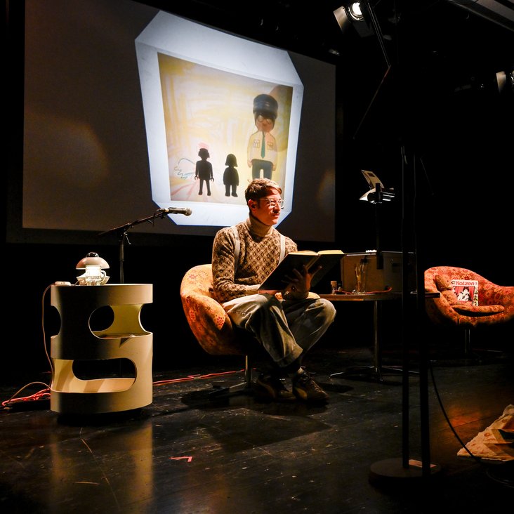 Boris Rosenberger in Kostüm im Bühnenbild von "The first cut is the deepest"