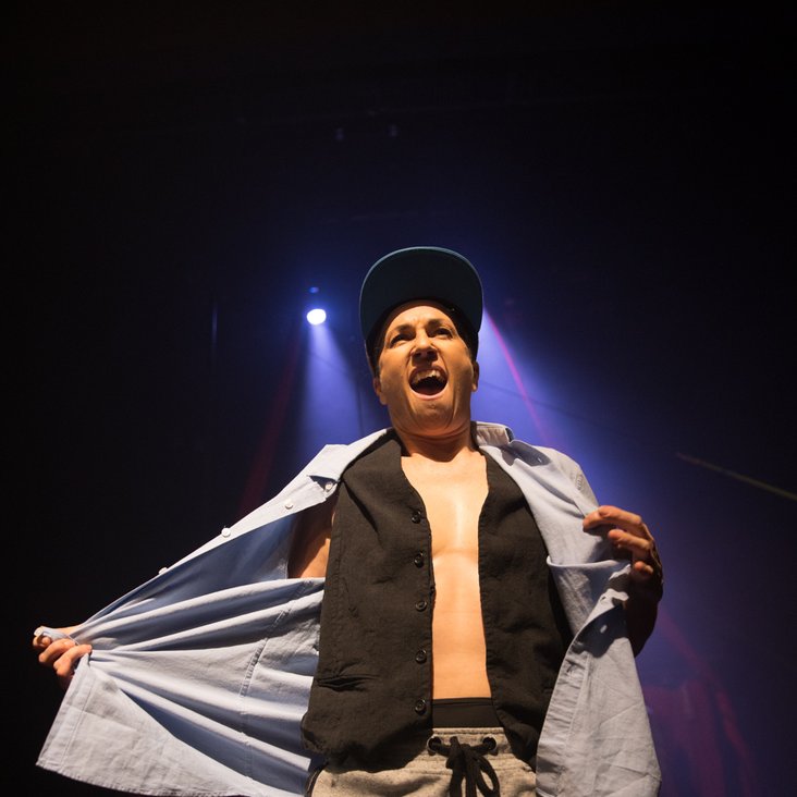 Das Ensemble der Barbaren Barbies auf der Bühne