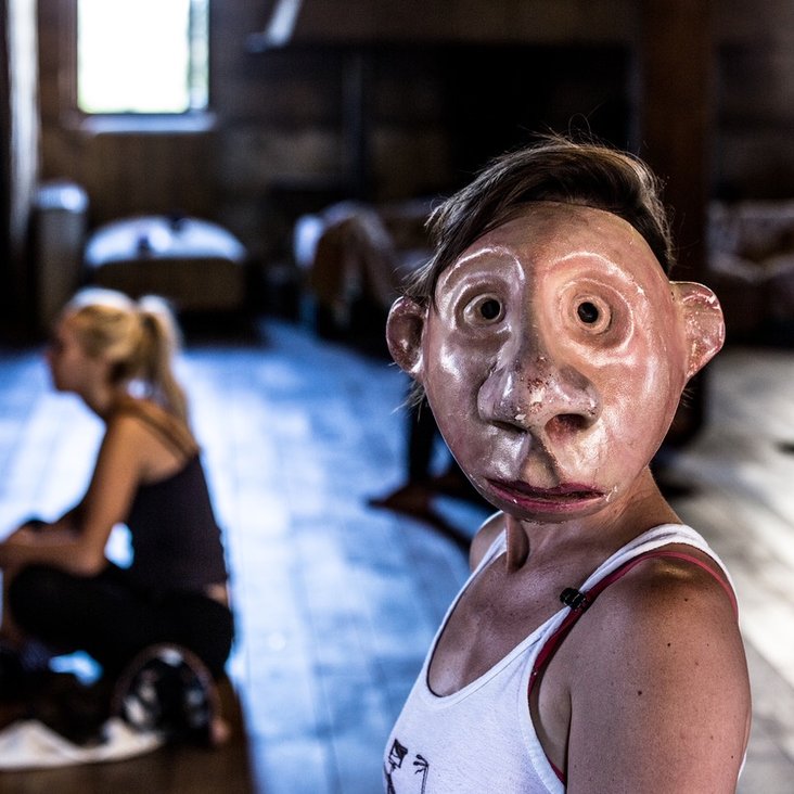 Teilnehmende mit Masken beim Workshop von Familie Flöz