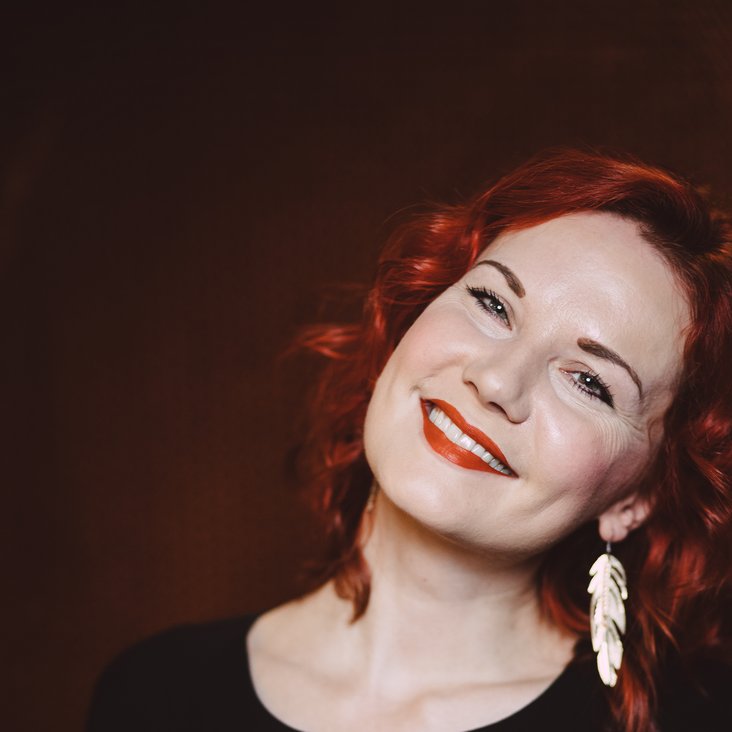 Sarah Straub lächelt