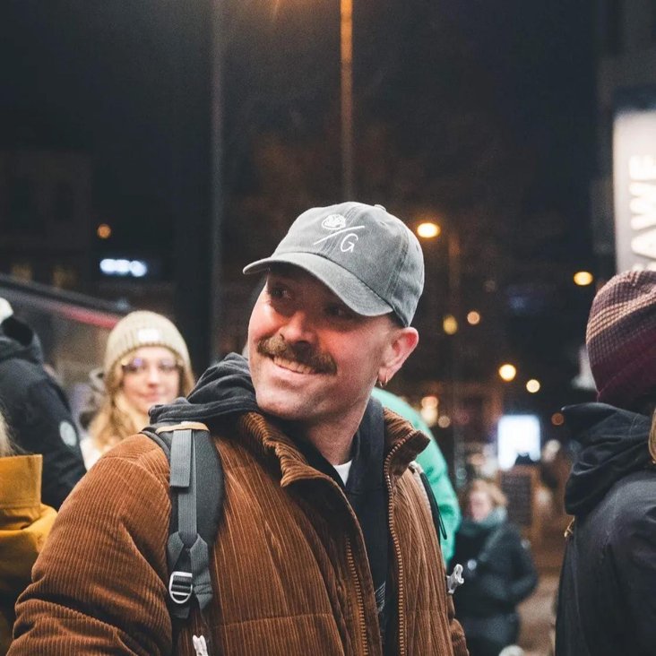 Der Künstler lächelt breit.