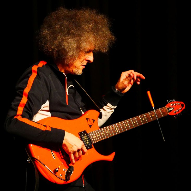 Thomas Maos mit seiner Gitarre auf der Bühne