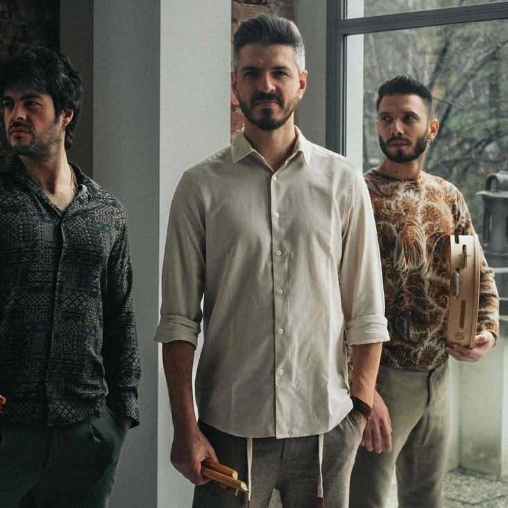Die drei Musiker von Domo Emigrantes mit ihren Instrumenten