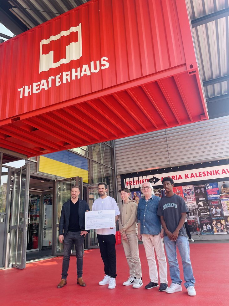 Team vor dem Theaterhaus