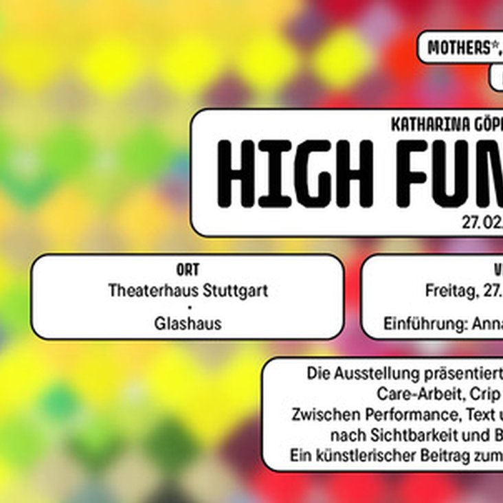 Das Foto zeigt einen Flyer in bunten Farben und starker Typographie. Der Inhalt wird an dieser Stelle nicht vollständig wiedergegeben, er entspricht dem Text, der auf der Website zu lesen ist.