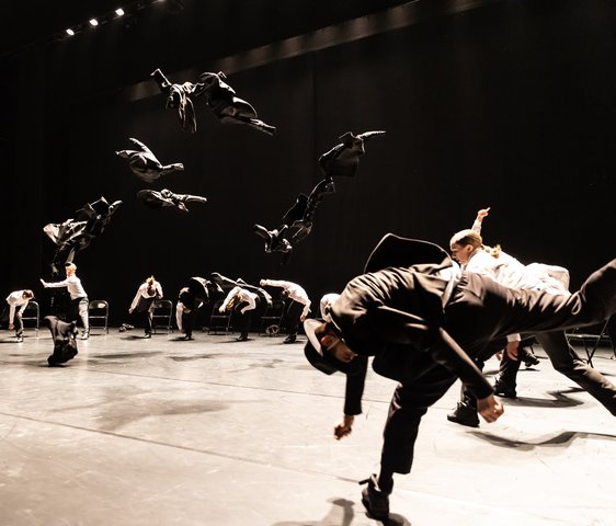 Tänzer:innen bei Minus 16 von Ohad Naharin