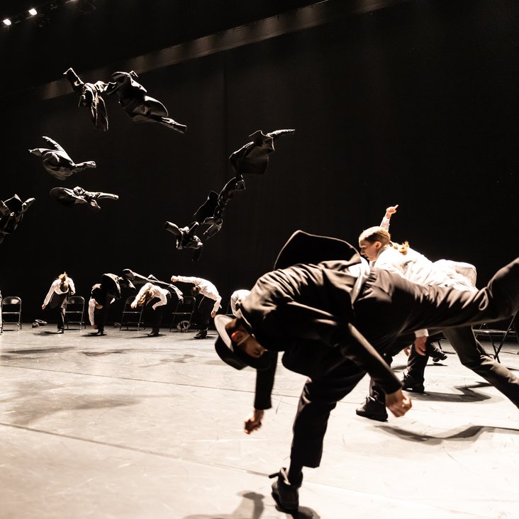 Tänzer:innen bei Minus 16 von Ohad Naharin