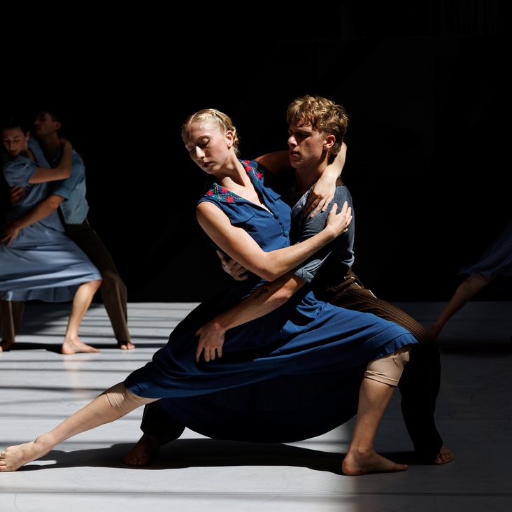 Die Gauthier Dance JUNIORS in Kostümen auf der Sporthallen-Bühne im Theaterhaus