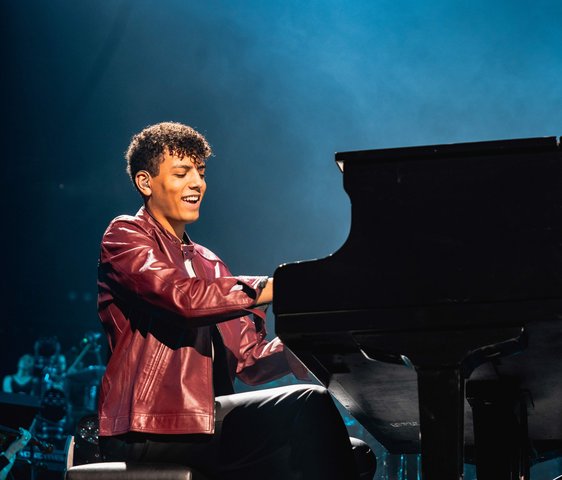 Louis Philippson live auf der Bühne am Flügel