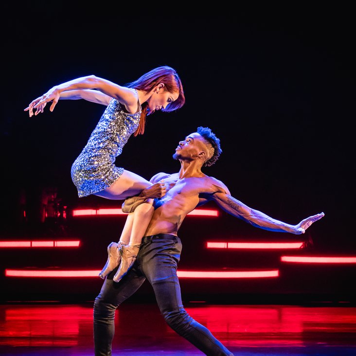 Eine Tänzerin und ein Tänzer des Ensembles von Ballet Revolución live auf der Bühne