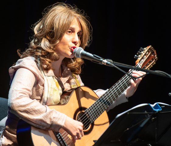 Lilit Sargsyan am Mikrofon mit Gitarre