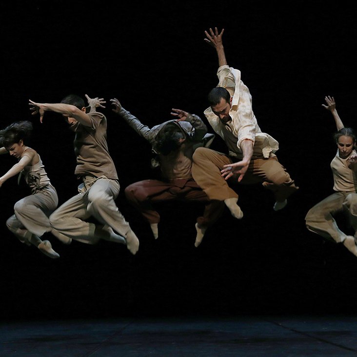 Tänzer:innen der company idem bei der Performance ihrer Choreographie "Imbalance" auf der Bühne.