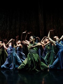 Das Ensemble von Gauthier Dance in Akram Khans "Turning of Bones" auf der Theaterhaus-Bühne