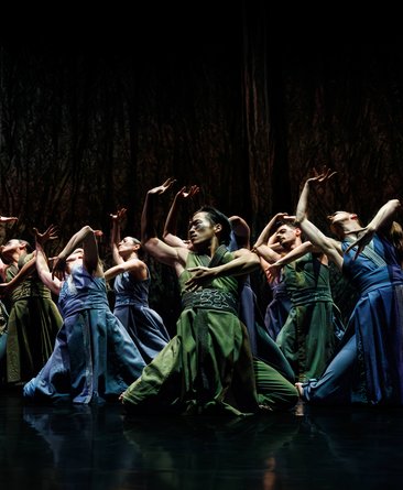 Das Ensemble von Gauthier Dance in Akram Khans "Turning of Bones" auf der Theaterhaus-Bühne