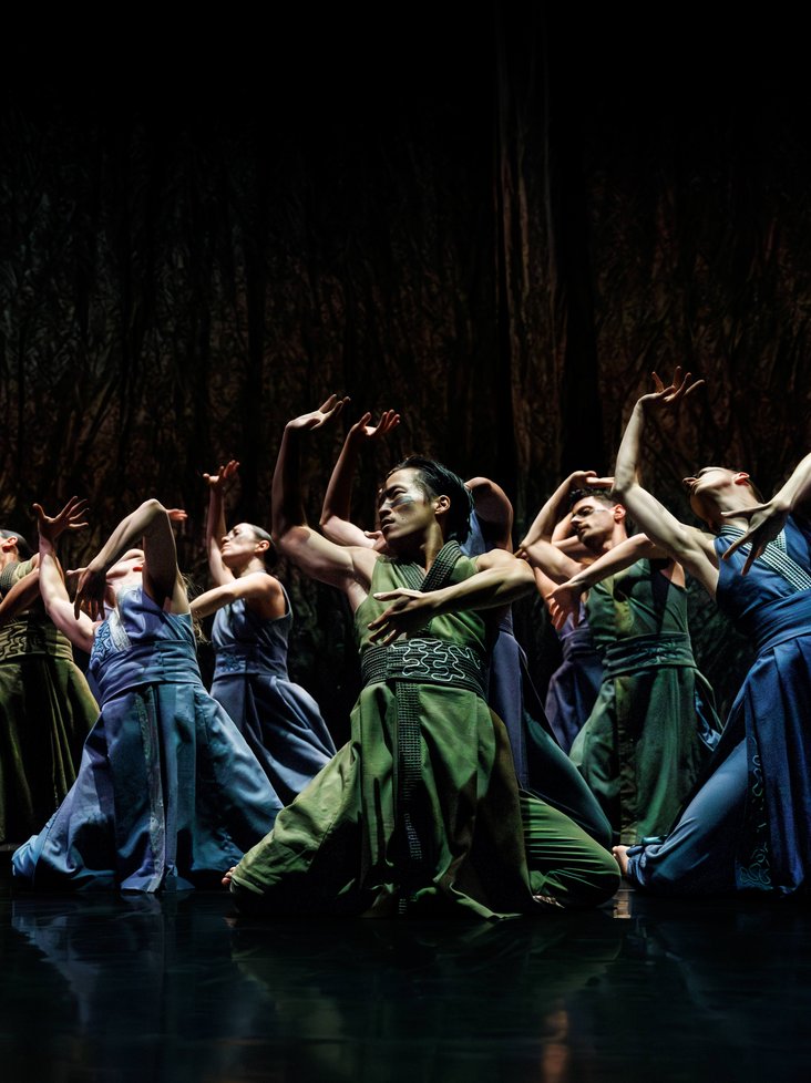 Das Ensemble von Gauthier Dance in Akram Khans "Turning of Bones" auf der Theaterhaus-Bühne