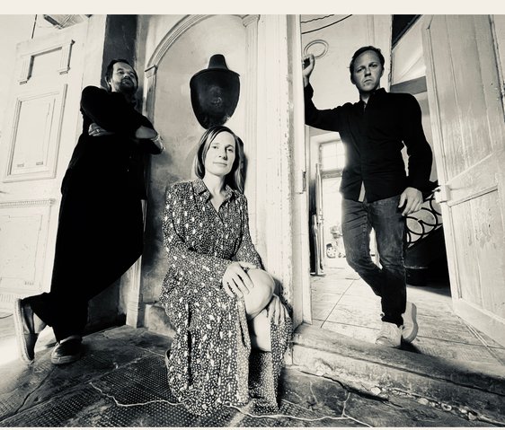 Die Band Jütz posiert in einem alten Gebäude