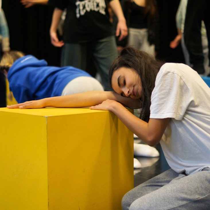 Beteiligte der theaterpädagogischen Produktion "VIOLA" bei den Proben