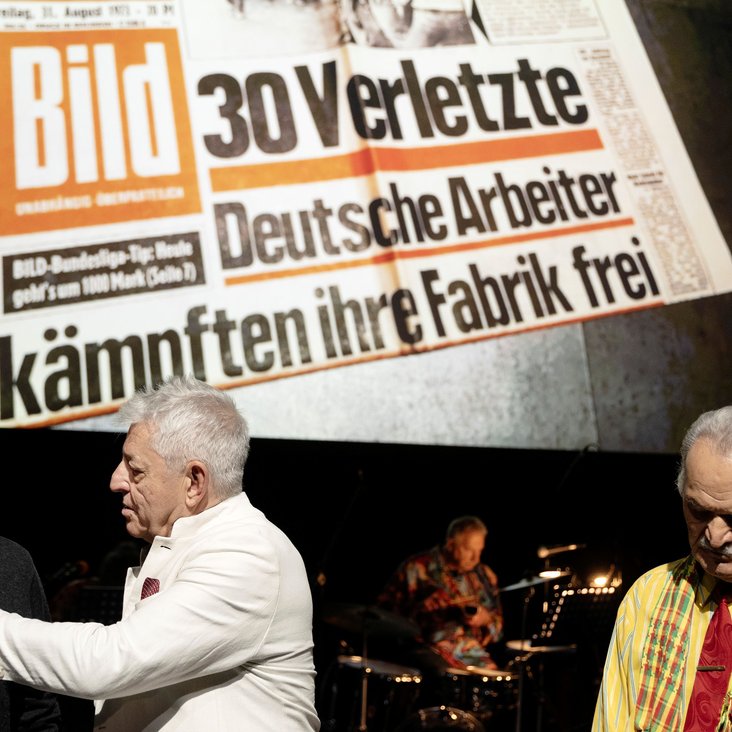 Das Ensemble von "Baha" in Kostüm und im Bühnenbild bei der Vorstellung auf der Bühne