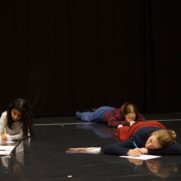 Beteiligte der theaterpädagogischen Produktion "VIOLA" bei den Proben