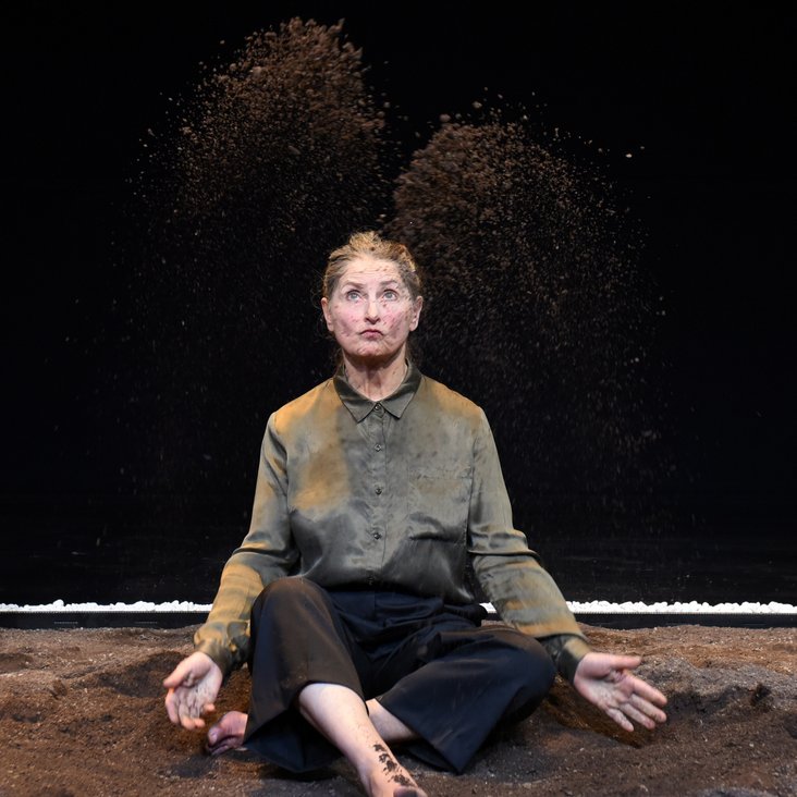 Das Ensemble von nomad theatre ensemble auf der Bühne