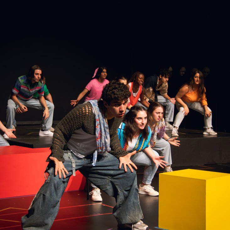 Tanzende Jugendliche in einer Theaterkulisse