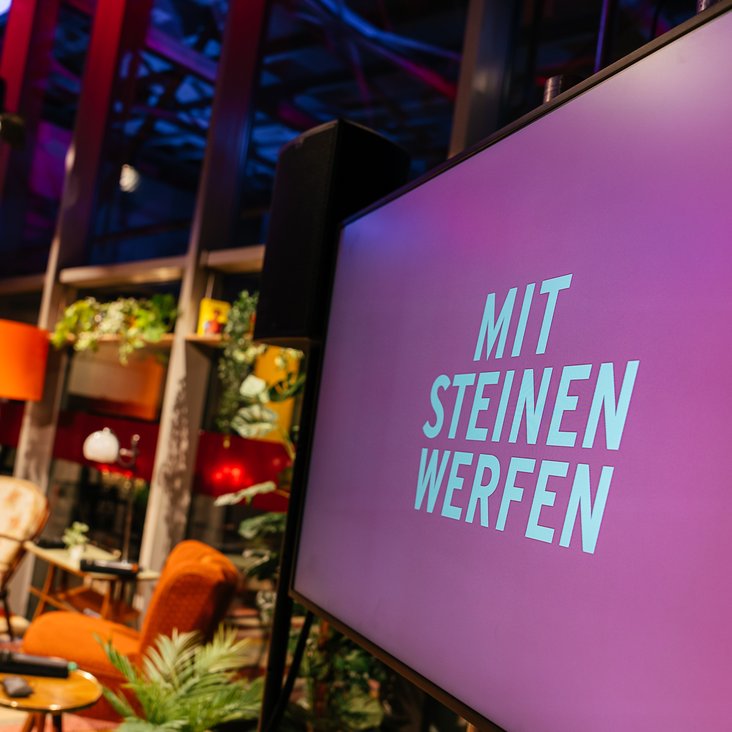 Bühnenbild von Mit Steinen werfen