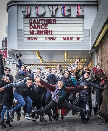 Gauthier Dance vor dem Joyce Theatre in New York