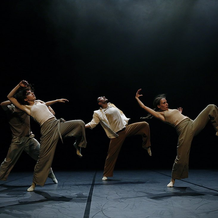 Tänzer:innen der company idem bei der Performance ihrer Choreographie "Imbalance" auf der Bühne.