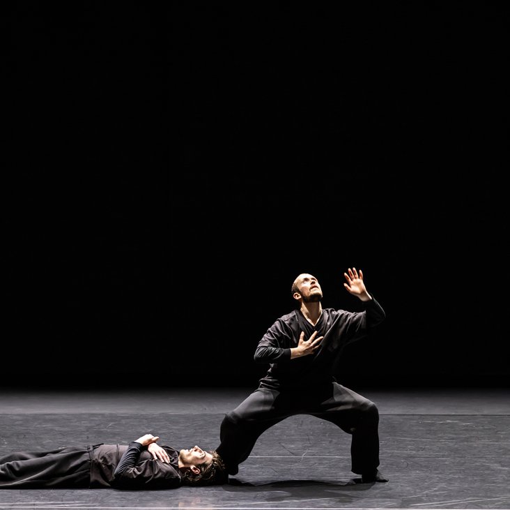 Zwei Tänzer ganz in schwarz auf der Bühne