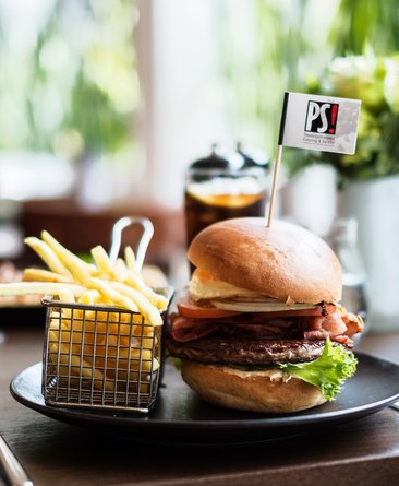 Ein leckerer Burger serviert im Restaurant