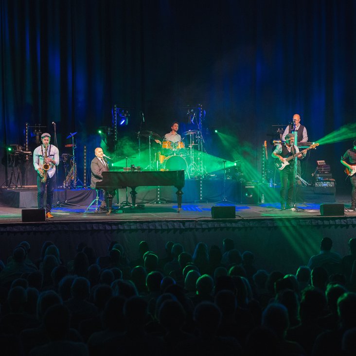 Das Ensemble von "The Billy Joel Songbook" live auf der Bühne