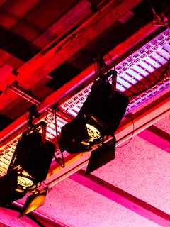 Drei Scheinwerfer an der Decke des Glashaus im Theaterhaus