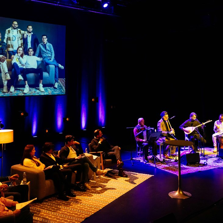 Protagonist:innen aus der Produktion "Angekommen" auf der Bühne.