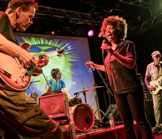Die Musiker:innen auf der Bühne