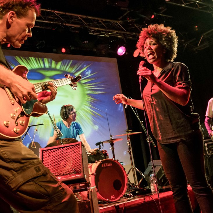 Die Musiker:innen auf der Bühne