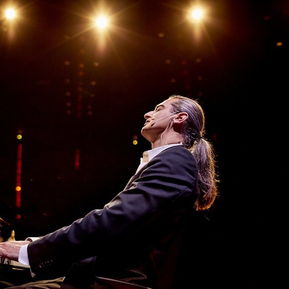 Ein Mann auf der Bühne am Klavier