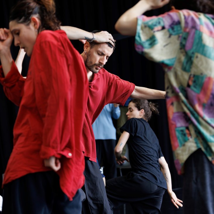 Tänzer:innen von Gauthier Dance bei der Probe mit Choreograph Hofesh Shechter für "UNLUCK"