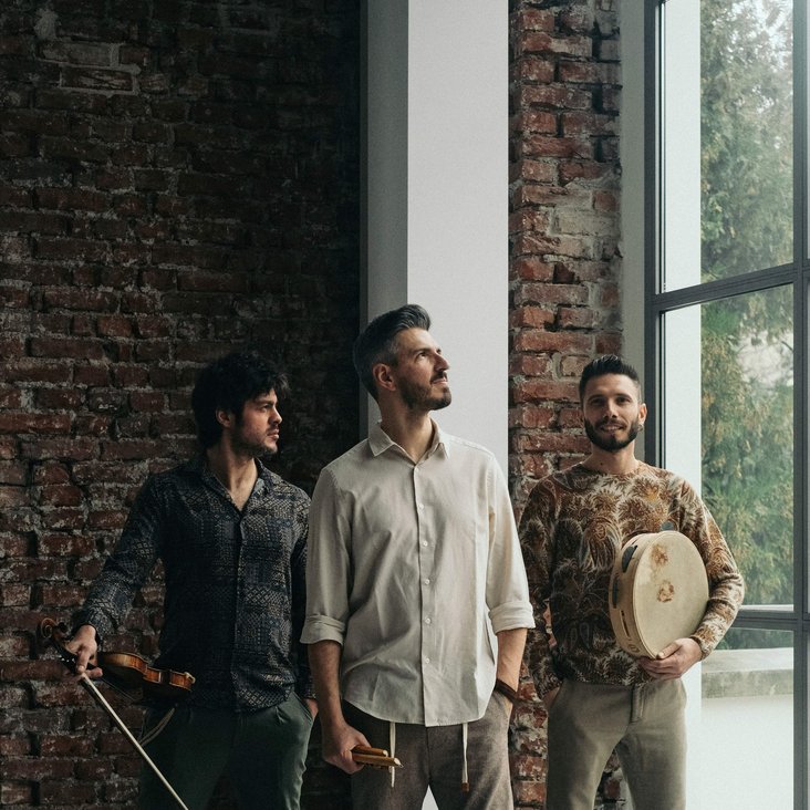 Die drei Musiker von Domo Emigrantes mit ihren Instrumenten