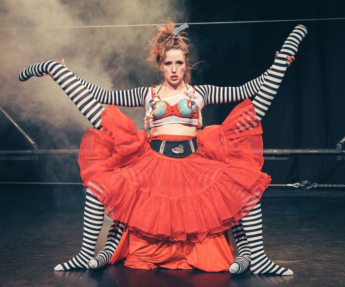 Das Ensemble der Barbaren Barbies auf der Bühne