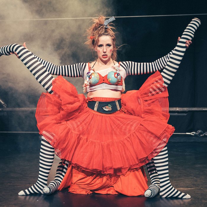 Das Ensemble der Barbaren Barbies auf der Bühne