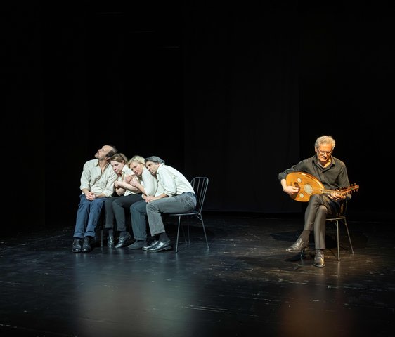 Das Ensemble von "71023" auf der Bühne